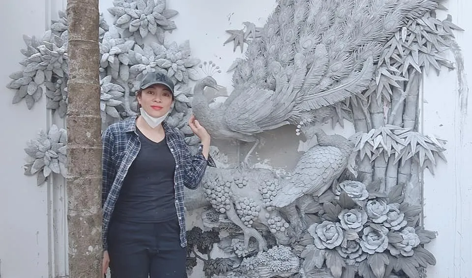 Tranh đắp Phu Thê Viên Mãn bằng xi măng tinh xảo