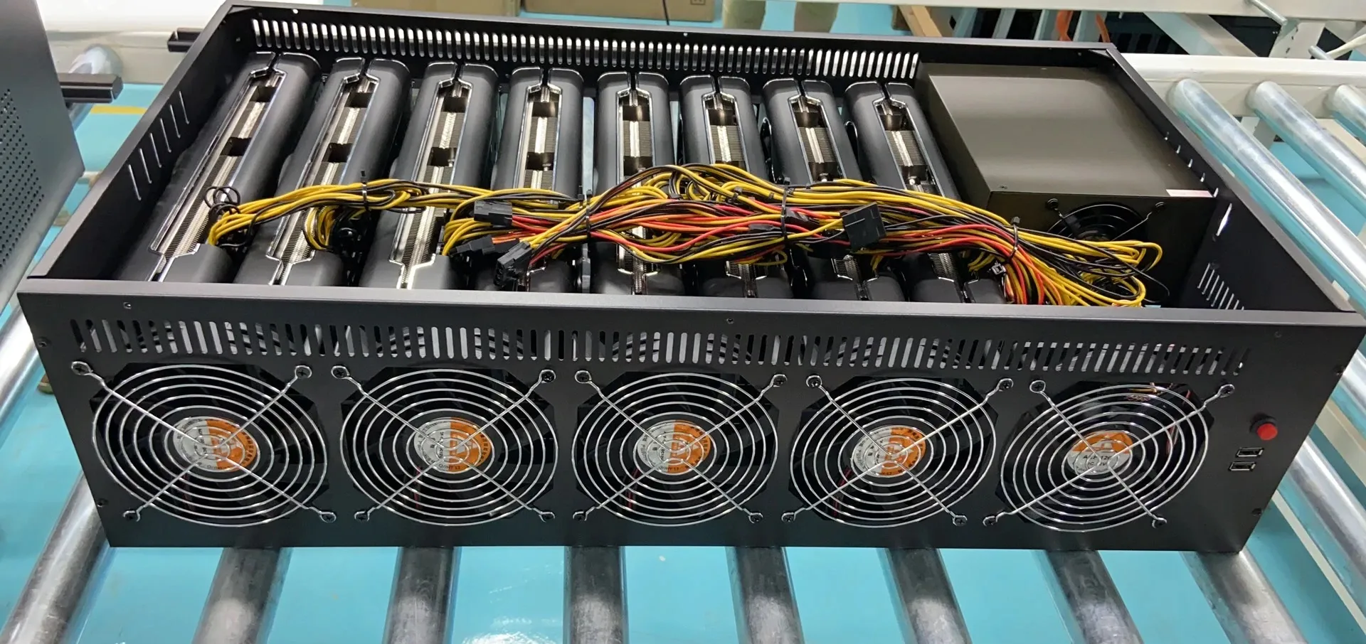 Đội hình máy đào bitcoin chuyên dụng SANY tại dự án khai thác mỏ