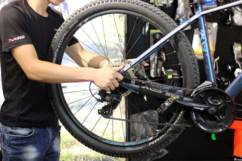 Vệ sinh và tra dầu mỡ ổ trục bánh sau