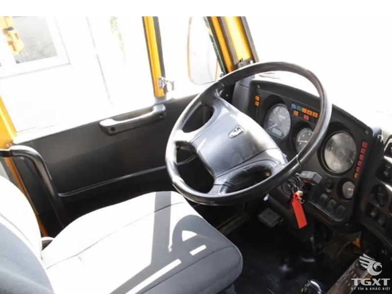 Vô lăng xe ben Kamaz tích hợp trợ lực lái thủy lực vận hành nhẹ nhàng