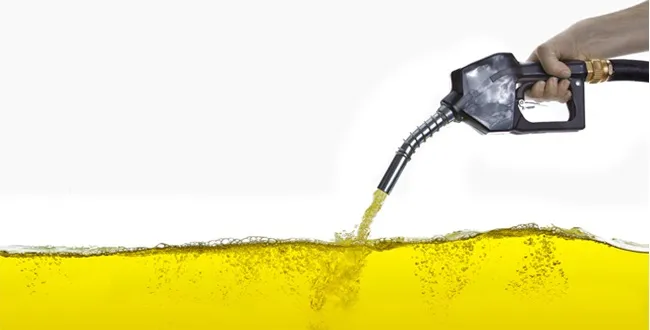 Xăng - giải pháp xử lý nhanh trong quy trình cách tẩy nhựa đường trên gạch cho nhà thầu