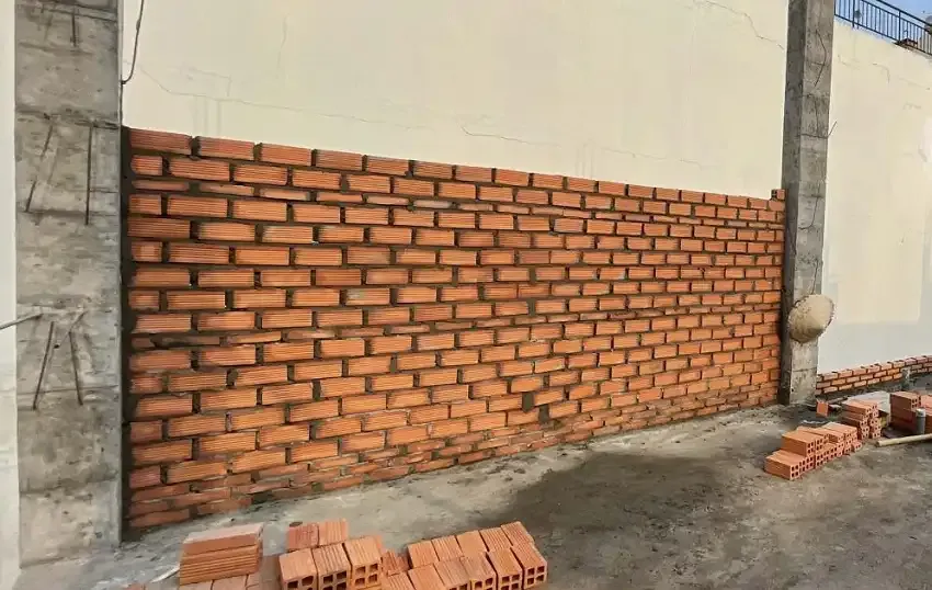 Tường bao 10cm được xây nối giữa 2 cột.
