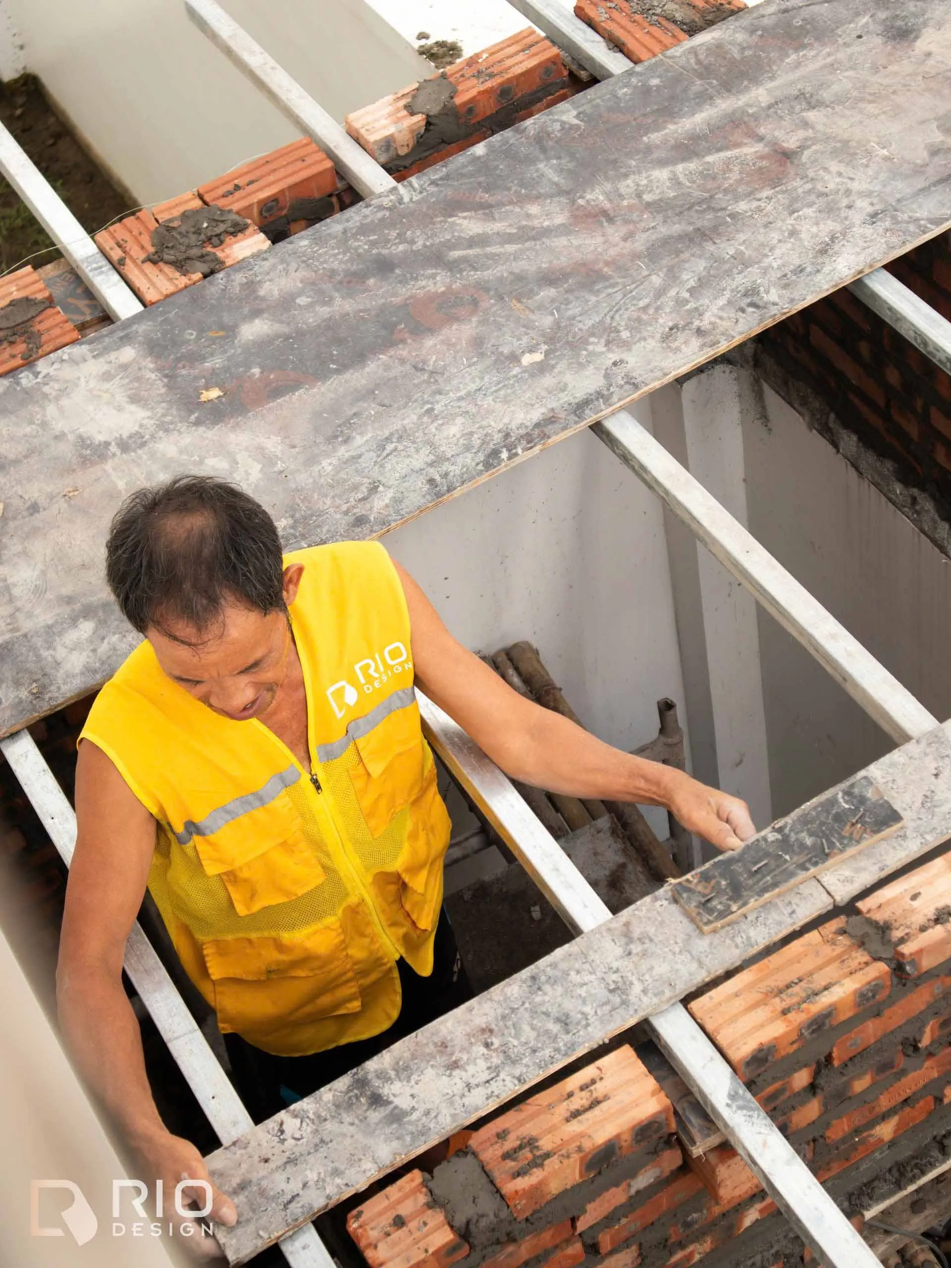 Thi công cốt thép dầm sàn trước khi đổ bê tông mái nhà