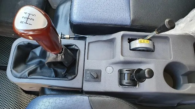 Toàn cảnh không gian cabin xe ben 5 tấn 2 cầu FD990