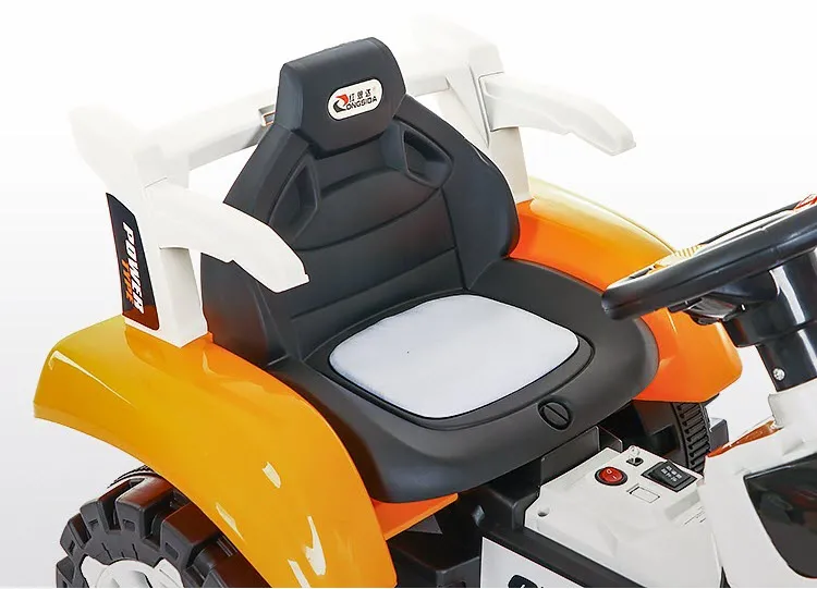 Ghế ngồi rộng rãi với đệm êm và tựa lưng của máy xúc trẻ em