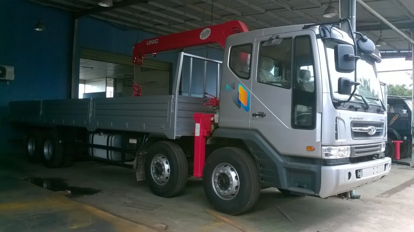 Xe cần trục ô tô 16 tấn ứng dụng đa năng trong vận tải và lắp dựng