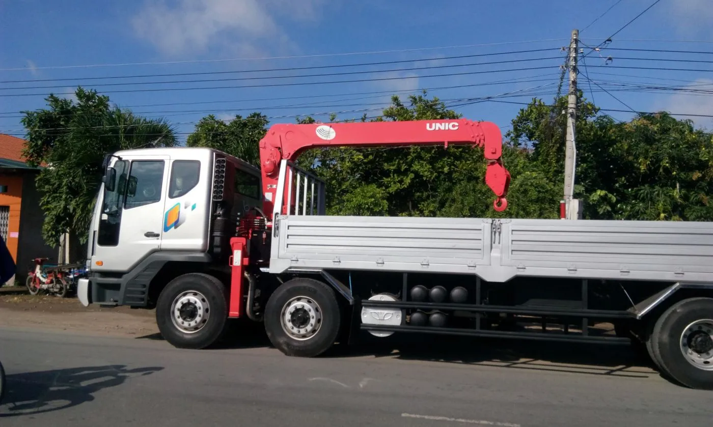 Cần trục ô tô 16 tấn kết hợp cẩu Unic nâng cao khả năng bốc dỡ hàng hóa