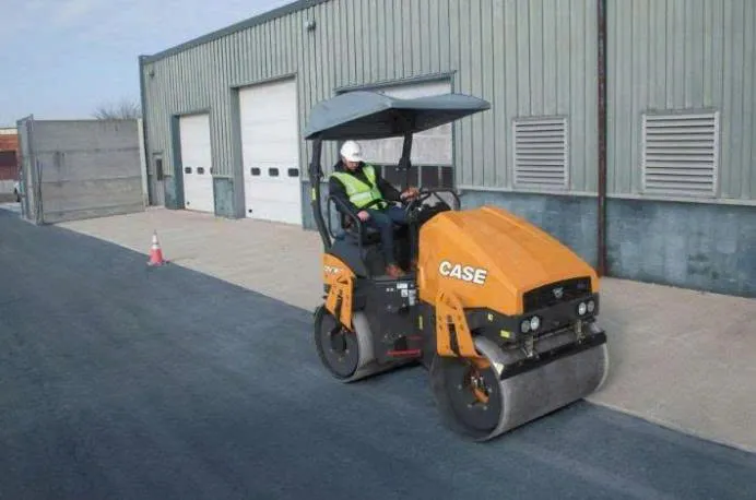 Vận hành xe lu dắt tay tại các khu vực diện tích hạn chế