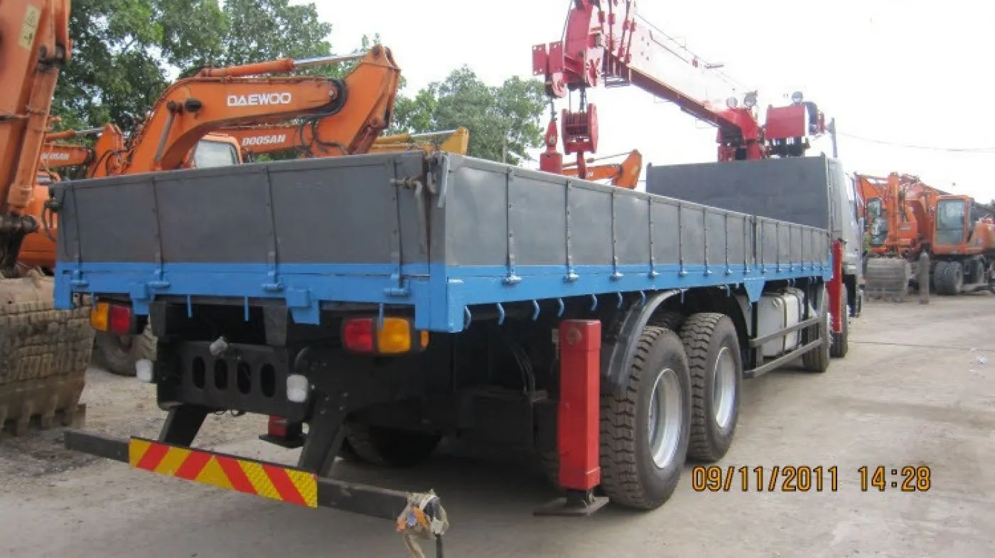 Cần trục ô tô 16 tấn trang bị móc cẩu an toàn tiêu chuẩn quốc tế