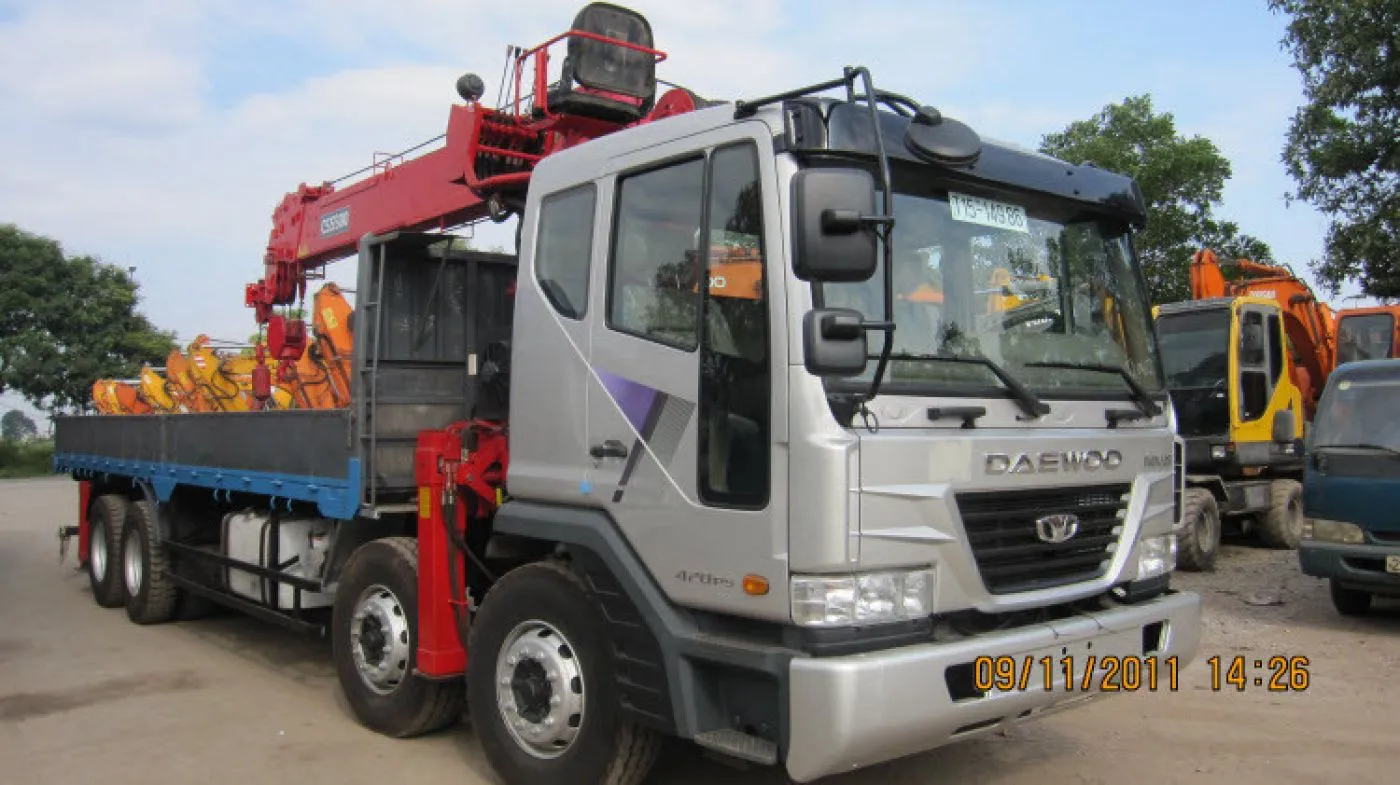 Xe cần trục ô tô 16 tấn tự hành trên mọi cung đường Việt Nam