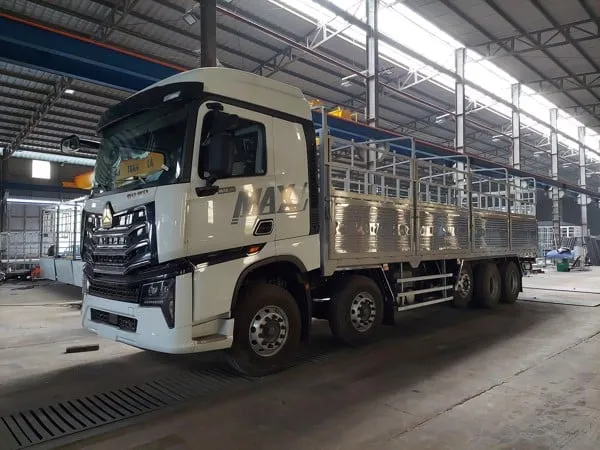 Howo 4 chân Max -E trang bị động cơ MAN nổi tiếng của Đức