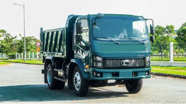Đội xe thi công và giá xe ben trường hải tải trọng 7.5 tấn tại công trường