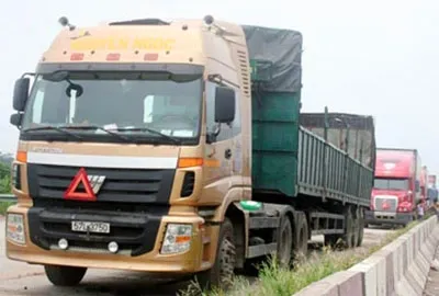 Xe đầu kéo chuyên dụng chở container vận hành trên đường quốc lộ