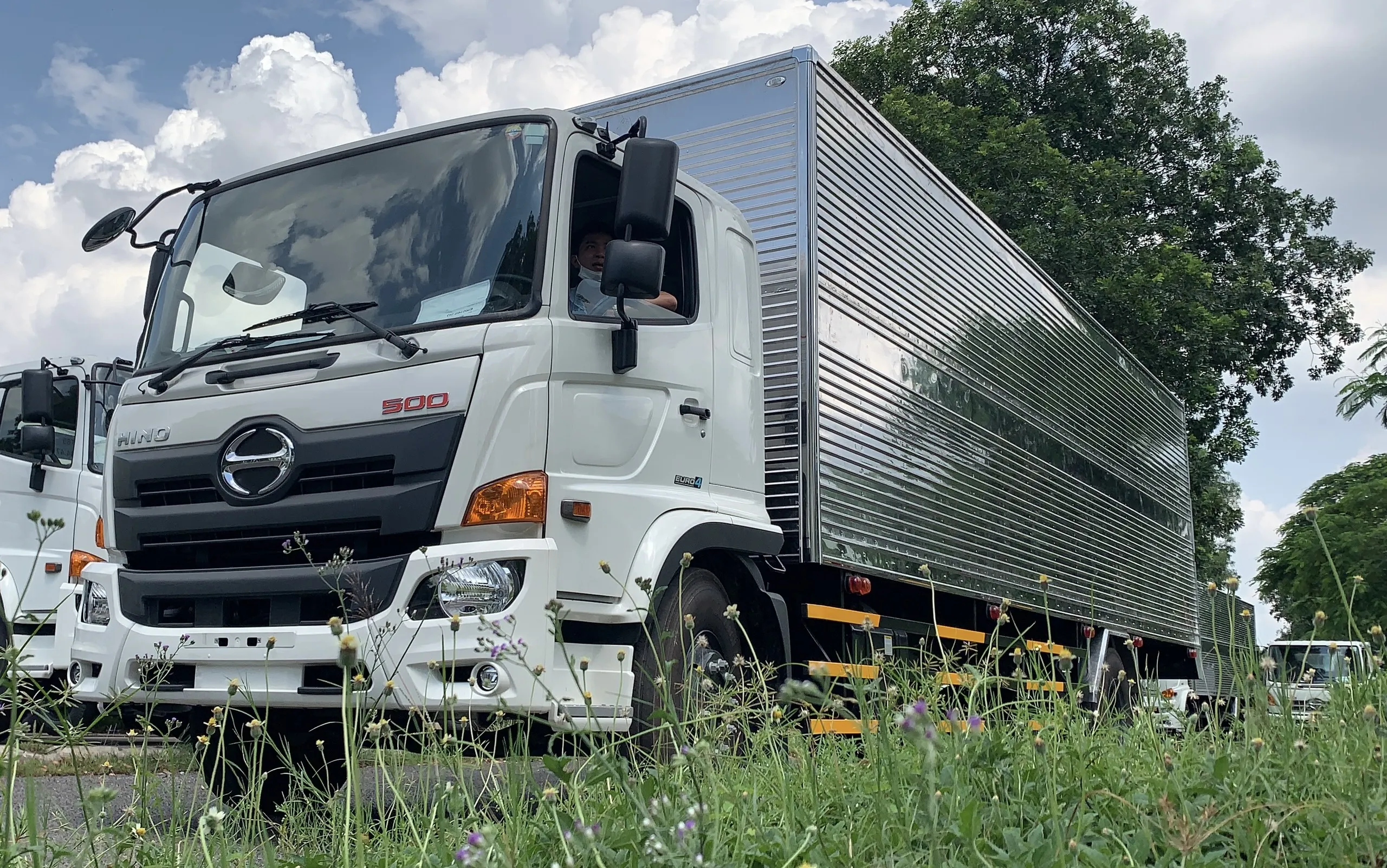 Lô xe Hino 8 tấn sắt xi sẵn sàng đóng thùng tại xưởng