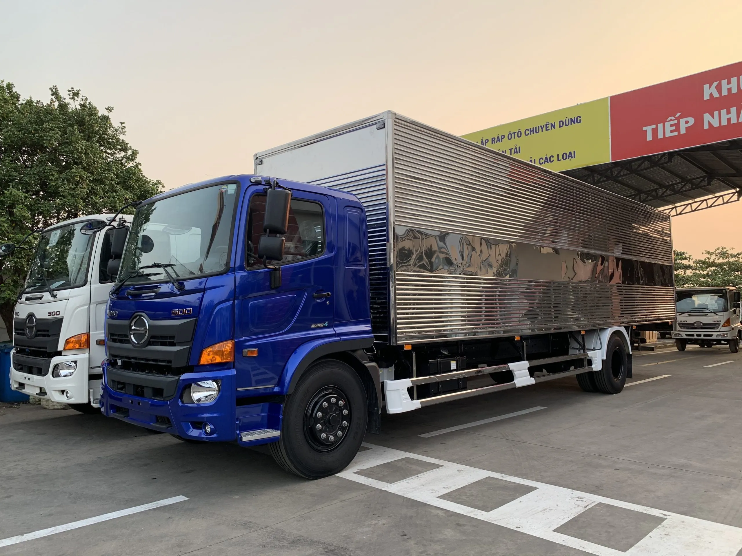 Kỹ thuật viên kiểm tra xe Hino 8 tấn trước khi bàn giao