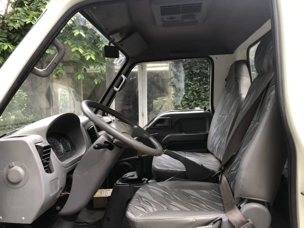 Bảng điều khiển và vô lăng xe ben 2.5 tấn