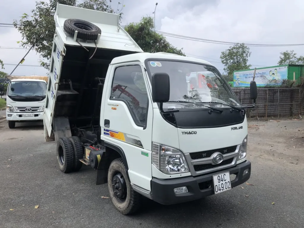 Đuôi xe ben 2.5 tấn cũ với hệ thống đèn báo