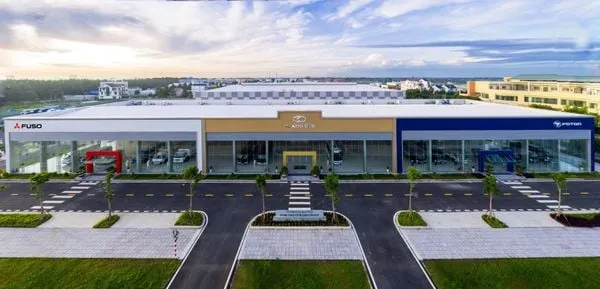 Đội ngũ hỗ trợ kỹ thuật và showroom trưng bày máy công trình hiện đại