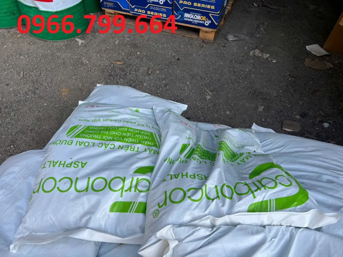 Các bao nhựa đường lẻ được xếp gọn chuẩn bị vận chuyển đến dự án tại TP.HCM