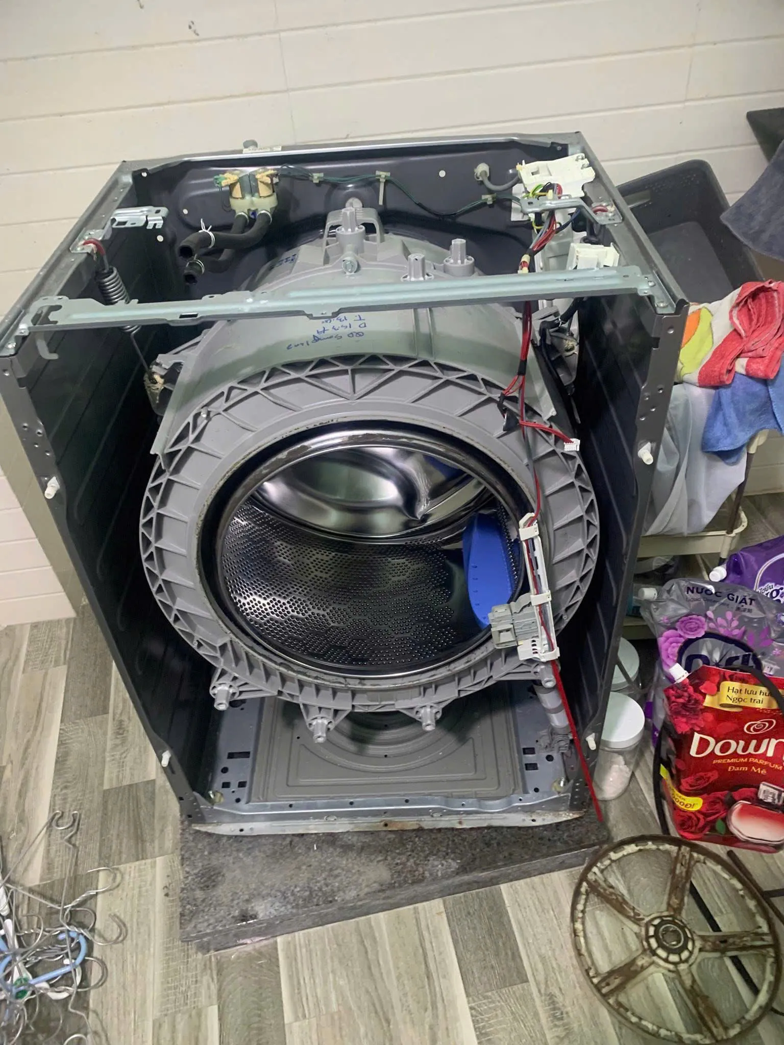 Vệ sinh lồng giặt chuyên sâu bằng thiết bị cao áp để loại bỏ mảng bám vi khuẩn