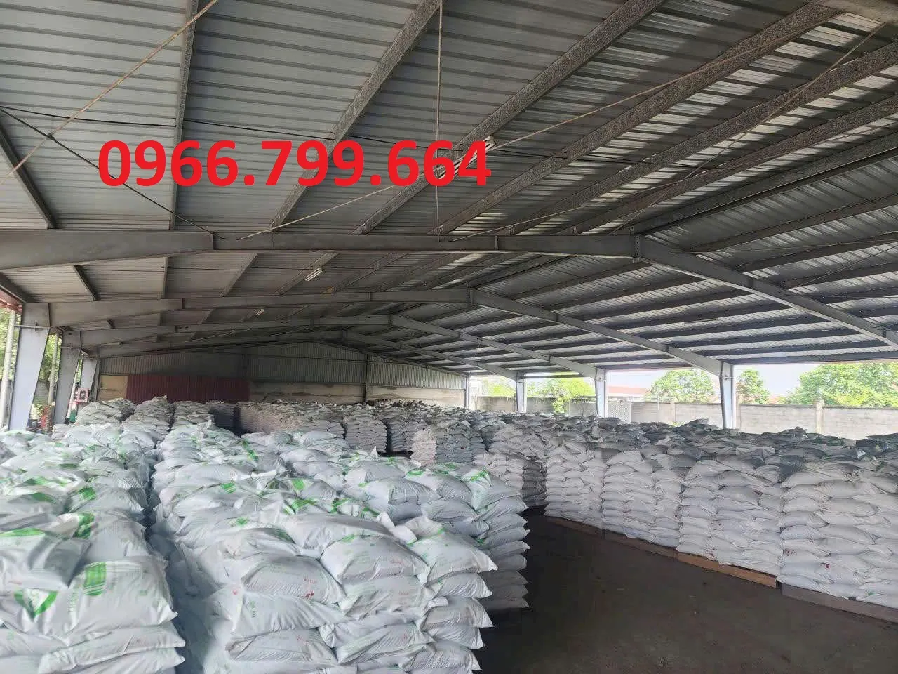 Nhân viên kỹ thuật kiểm tra chất lượng nhựa đường đóng bao trước khi bàn giao khách hàng