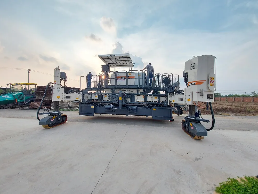 Hệ thống điều khiển thông minh trên máy trải bê tông