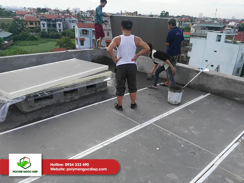 Sản phẩm có bề mặt là lớp xi măng polyme và lõi là lớp PIR có khả năng chống nóng, cách nhiệt, chống thấm hiệu quả