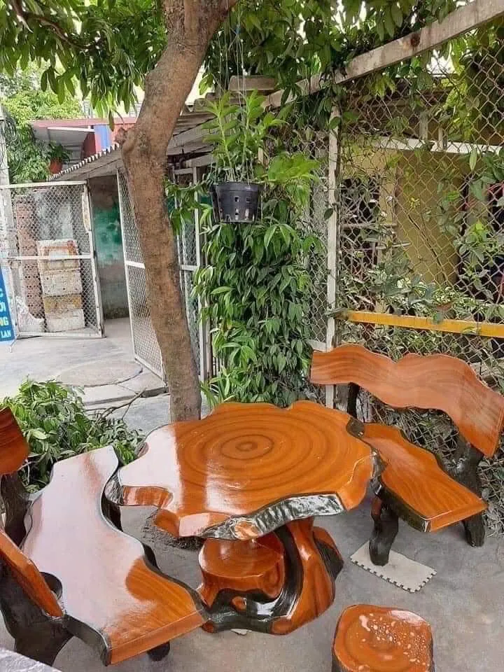 Bàn ghế bê tông giả gỗ với thiết kế độc đáo