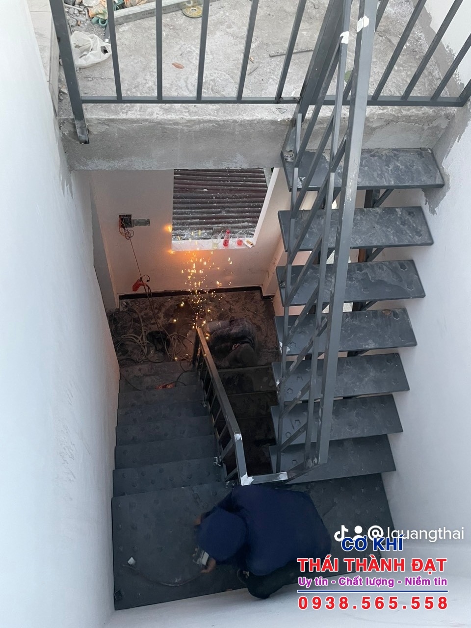 Cầu Thang Xương Cá Bê Tông: Giải Pháp Kiến Trúc Hiện Đại Cho Ngôi Nhà