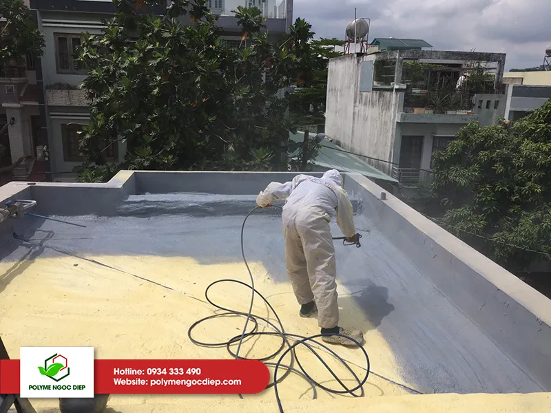 Lớp bọt xốp cách nhiệt PU Foam sẽ được phun trực tiếp lên trên bề mặt ở dạng lỏng và sau đó nó sẽ nở đều và nhanh chóng đông kết thành dạng bọt cứng