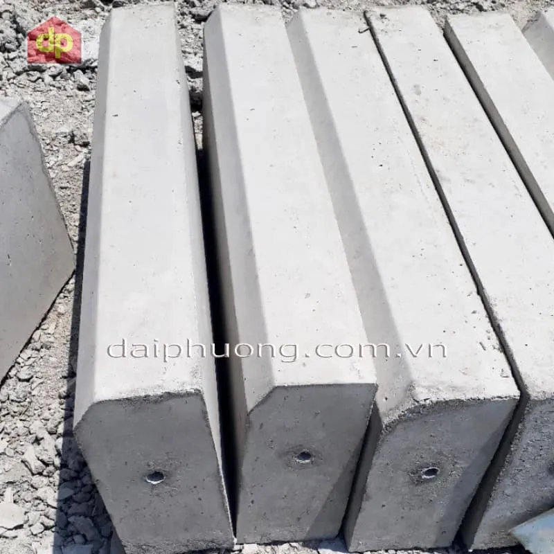 Bó vỉa bê tông cũ vỉa hè thanh lý