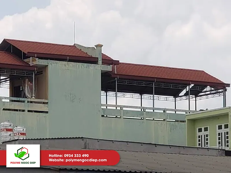 Lợp thêm mái sẽ giúp giảm nhiệt lượng truyền xuống trực tiếp phần bê tông