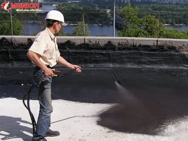 chong-tham-tran-nha-bang-nhua-duong