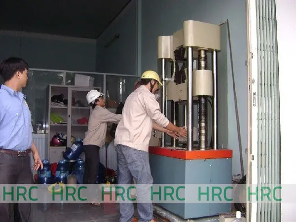 Máy nén bê tông hoạt động để xác định cường độ chịu nén