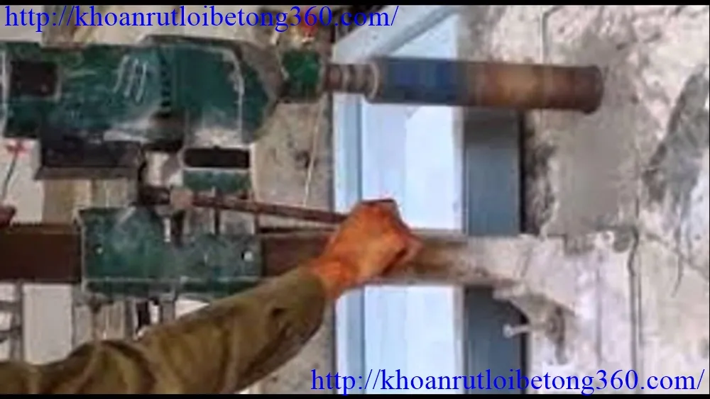 Thợ khoan rút lõi bê tông tại công trình