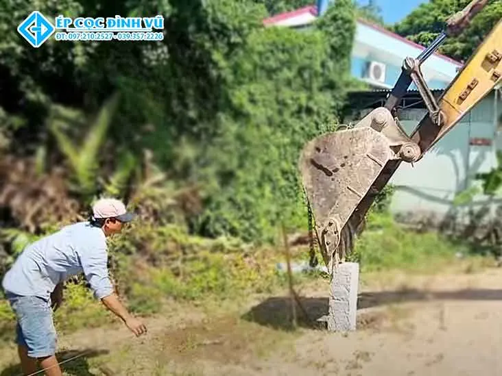 Ép cọc bằng máy xúc