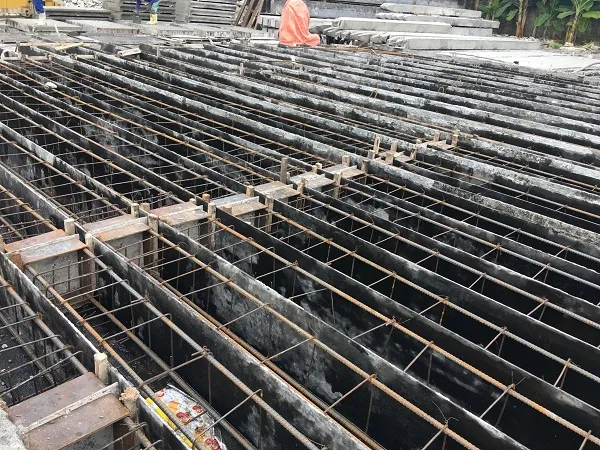 Lồng cọc bê tông cốt thép cho vào khuôn