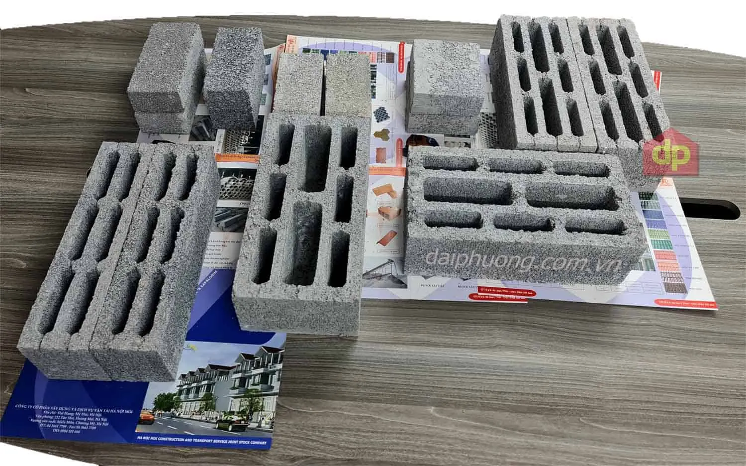 Cận cảnh viên gạch block bê tông rỗng với cấu trúc rỗng đặc trưng