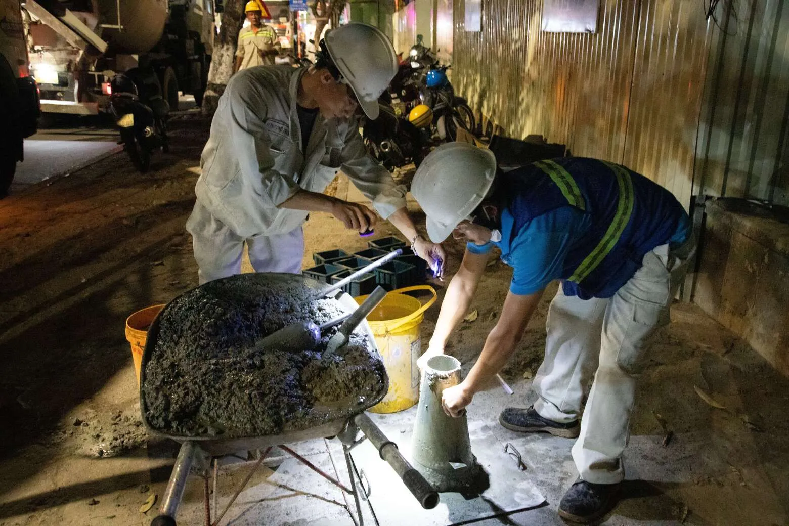 Lấy mẫu bê tông tươi tại công trường