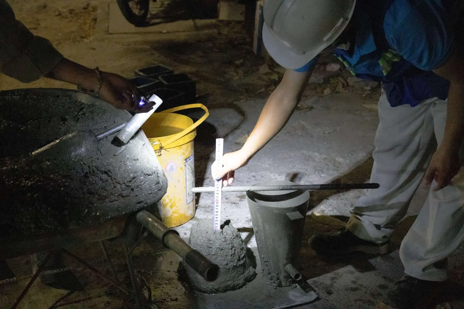 Kiểm tra độ sụt của bê tông tươi