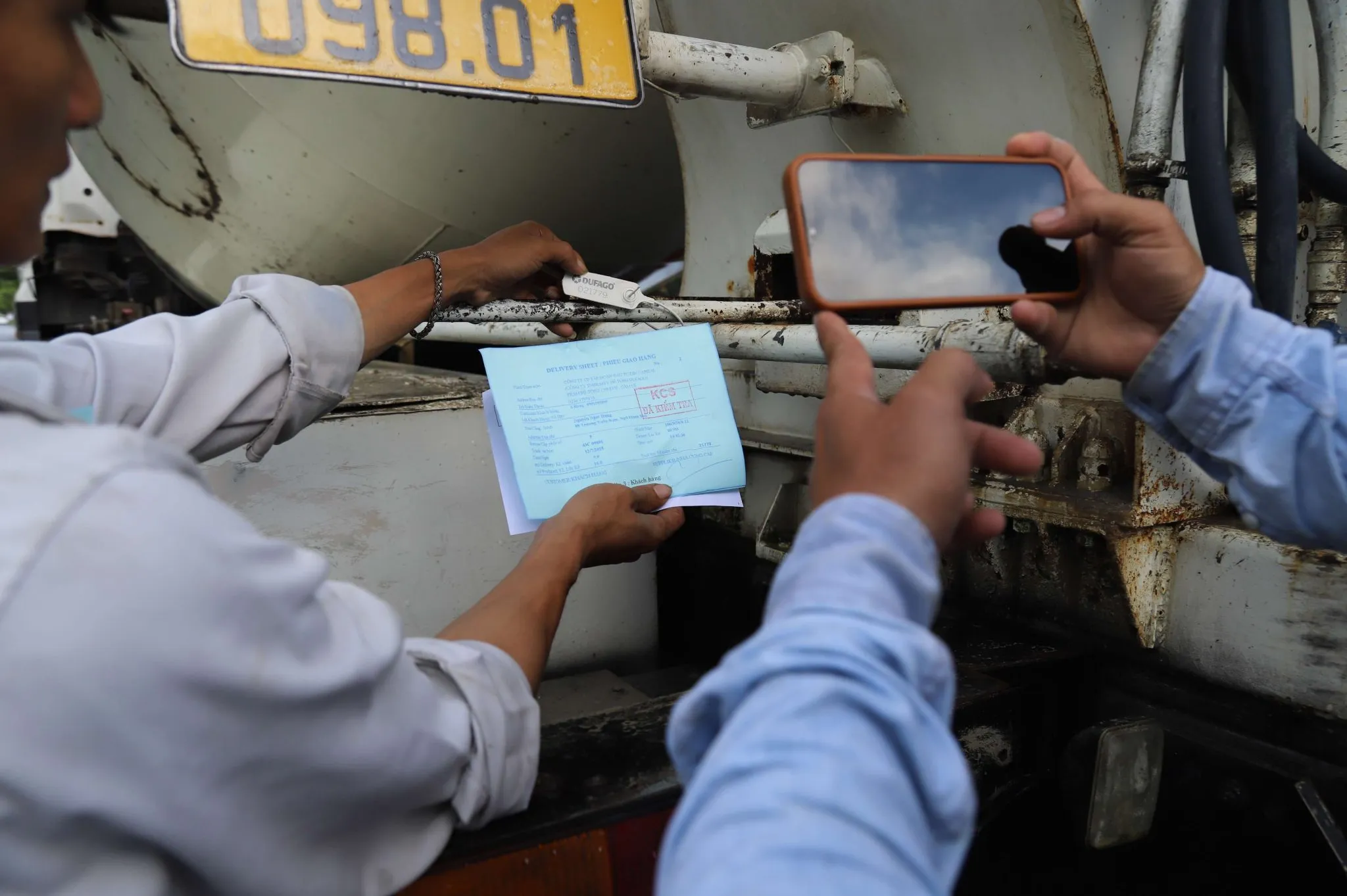 Kiểm tra hồ sơ và chứng từ