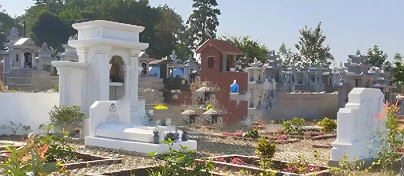 Mô tả ảnh: Lăng mộ bê tông sơn giả đá bóng loáng, mang phong cách hiện đại và sang trọng