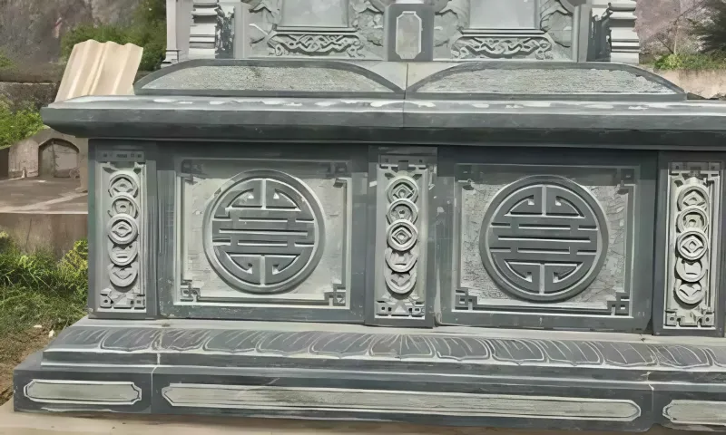 Mô tả ảnh: Lăng mộ bê tông sơn giả đá kết hợp hoa văn truyền thống tinh xảo