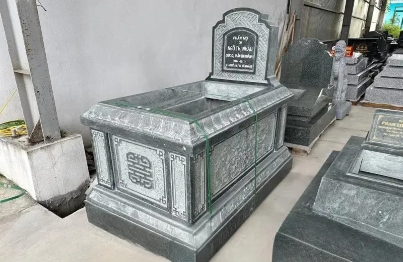 Mô tả ảnh: Lăng mộ bê tông sơn giả đá màu xám cổ điển, mang vẻ đẹp trầm mặc và bền vững