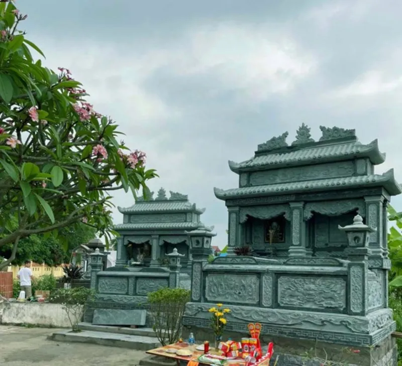 Mô tả ảnh: Lăng mộ bê tông sơn giả đá màu xanh ngọc bích, tạo cảm giác tươi mới và phong thủy