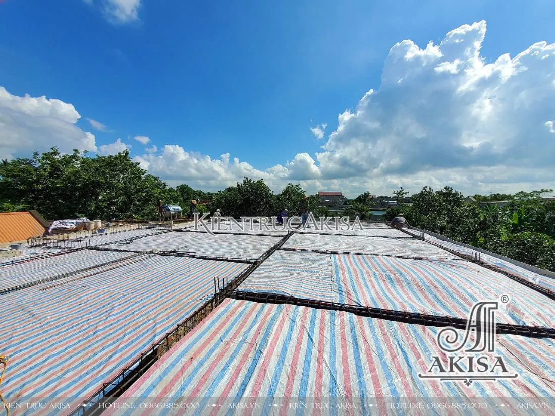 Mái bằng bê tông cốt thép toàn khối vững chắc, liền mạch