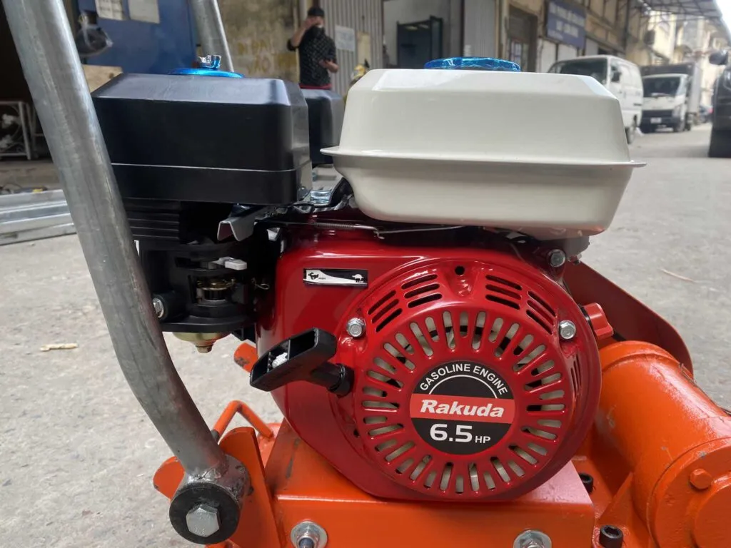 Máy đầm bàn chạy xăng Vifuco với động cơ Honda mạnh mẽ