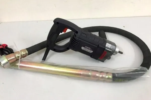 Máy đầm dùi bê tông cầm tay Makute CV001