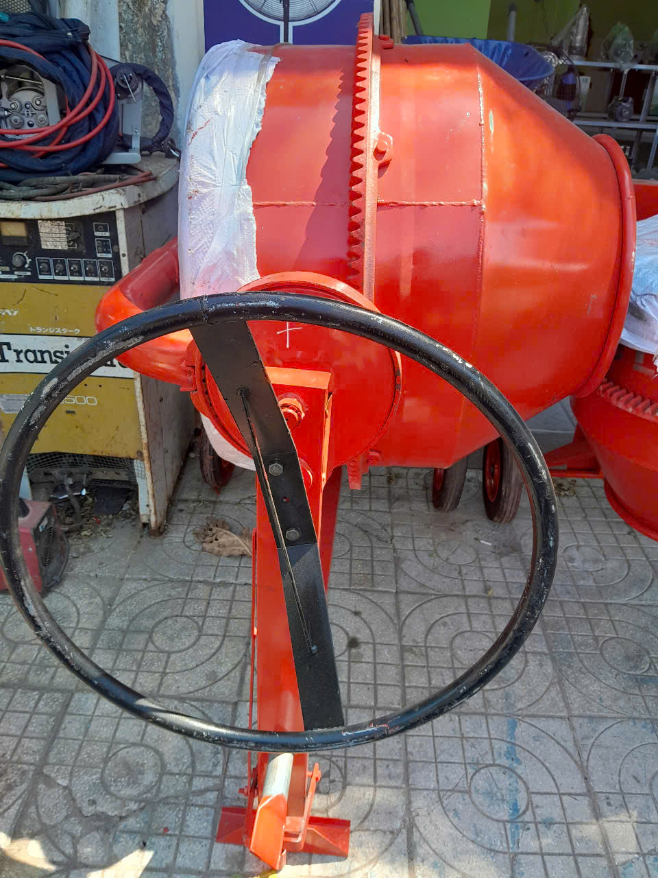 Máy Trộn Bê Tông Mini: Hướng Dẫn Chi Tiết Cho Công Trình Nhỏ