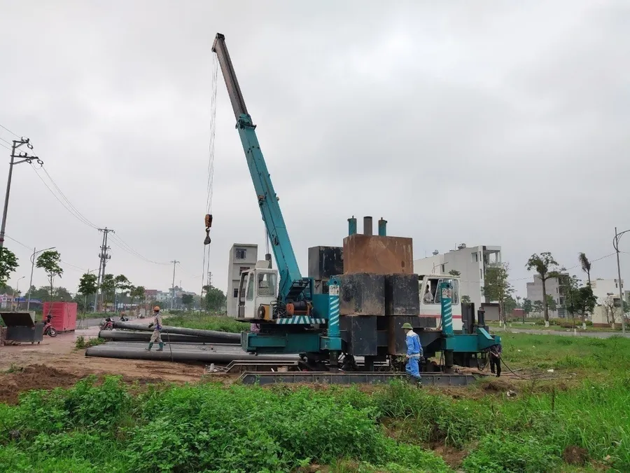 Chuẩn bị cọc và máy móc tới đến địa điểm thi công